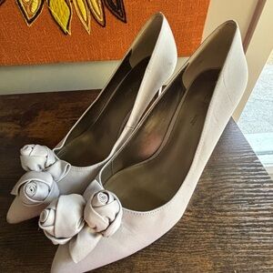 Jacques Vert| Light Grey Satin Occasion Heels w/Floral Rosette Detailing Sz 8.5